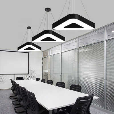 Luzes lineares galvanizadas pretas do diodo emissor de luz, pendente linear industrial do triângulo que ilumina o OEM