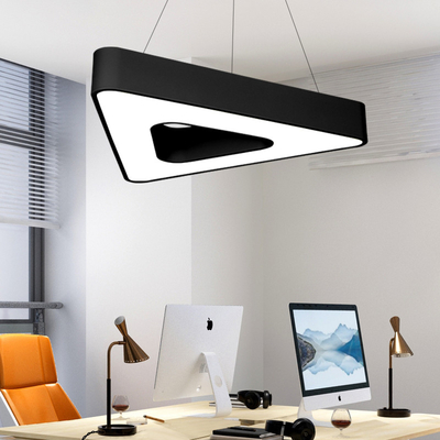 Luzes lineares galvanizadas pretas do diodo emissor de luz, pendente linear industrial do triângulo que ilumina o OEM