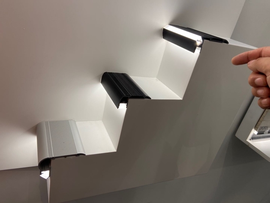Rodapé que ilumina a tira do perfil do diodo emissor de luz da placa de gesso para o armário do escritório do vestuário